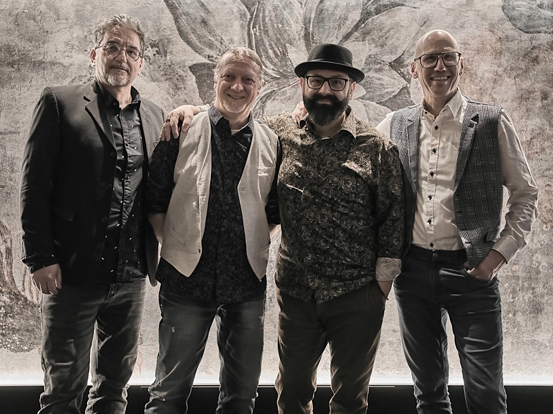 Room52 Jazzband mit Akkordeon, Saxophon, Kontrabass und Schlagzeug beim Live-Auftritt.