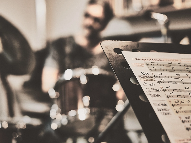 Room52 Jazzband mit Akkordeon, Saxophon, Kontrabass und Schlagzeug beim Live-Auftritt.“