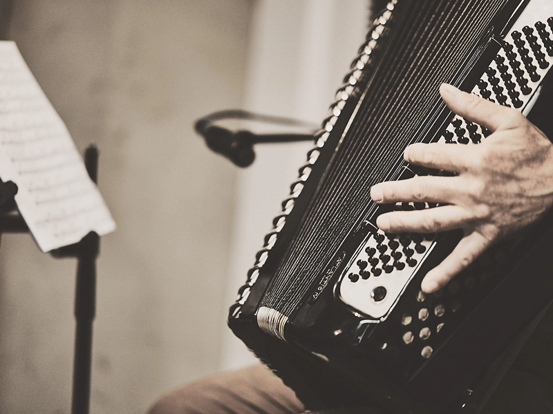 Room52 Jazzband mit Akkordeon, Saxophon, Kontrabass und Schlagzeug beim Live-Auftritt.