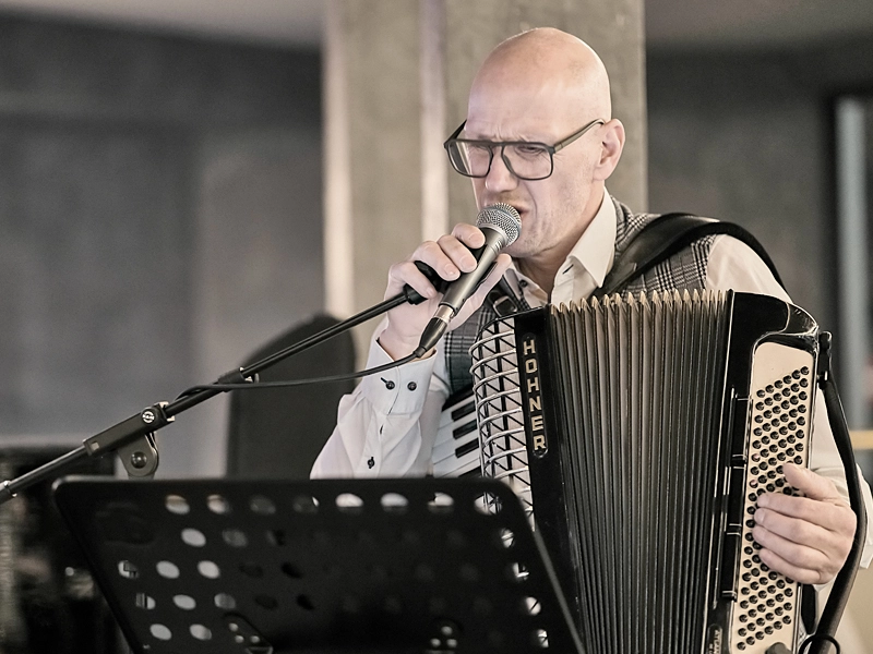 Room52 Jazzband mit Akkordeon, Saxophon, Kontrabass und Schlagzeug beim Live-Auftritt.