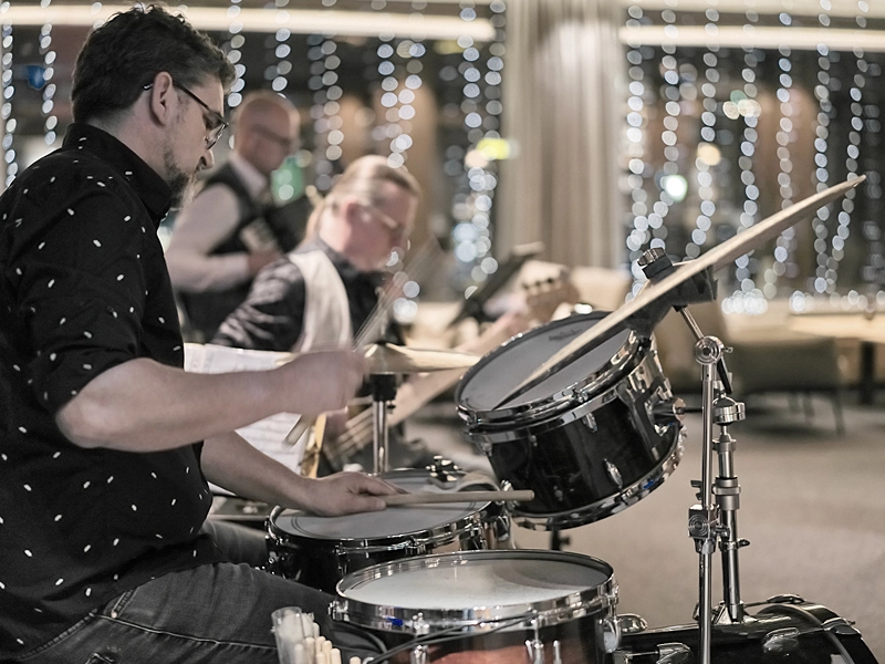 Room52 Jazzband mit Akkordeon, Saxophon, Kontrabass und Schlagzeug beim Live-Auftritt.