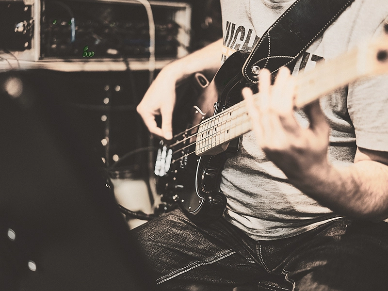 Room52 Jazzband mit Akkordeon, Saxophon, Kontrabass und Schlagzeug beim Live-Auftritt.