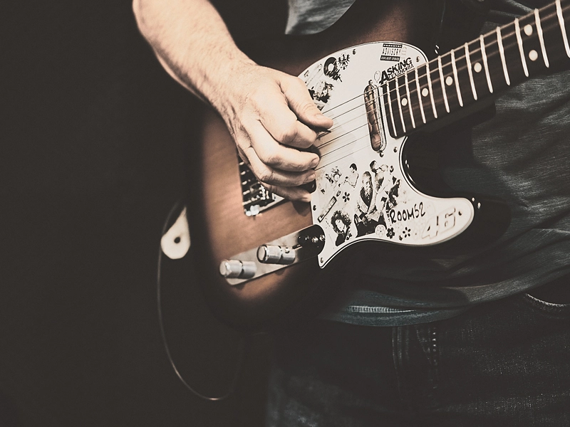 Room52 Jazzband mit Akkordeon, Saxophon, Kontrabass und Schlagzeug beim Live-Auftritt.