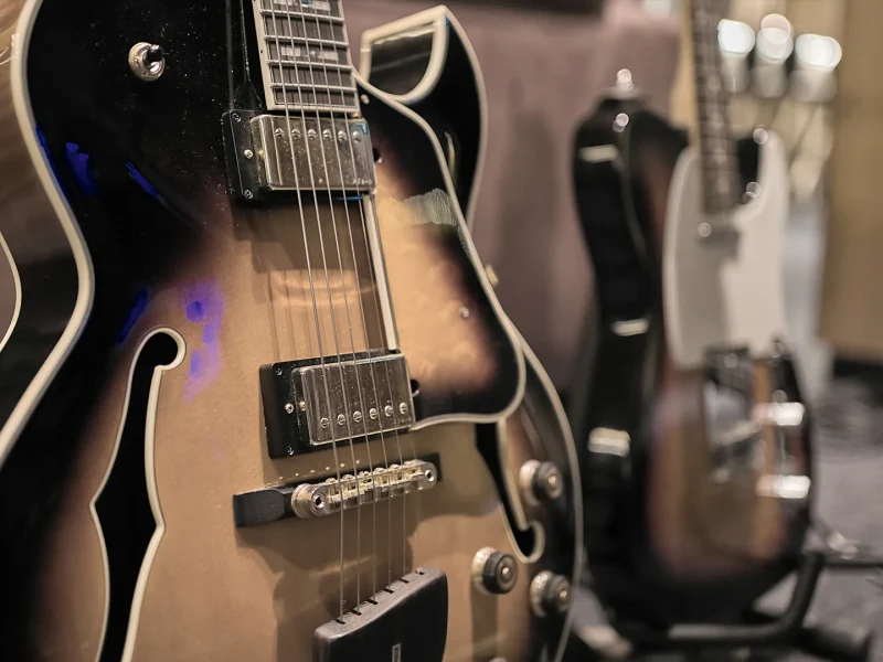 Rooom52_Stimmung_Gitarren